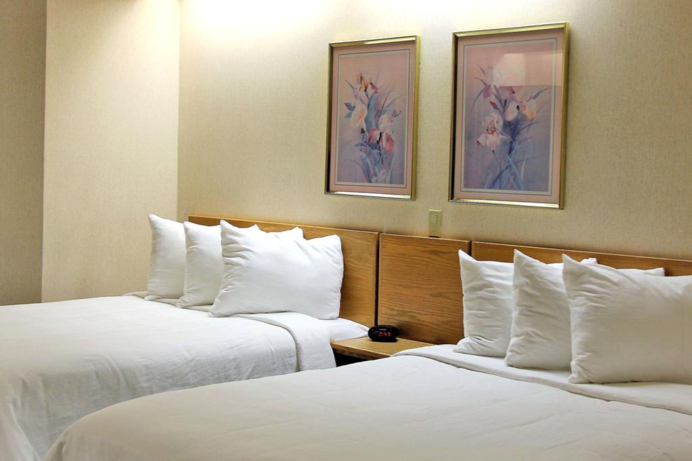 เรด ไลออน อินนื แอนด์ สวีท เจโรเม่ Hotel Jerome ภายนอก รูปภาพ